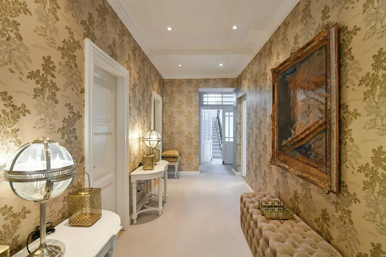 Vstupní hala se schodištěm z konceptu Villa Alice